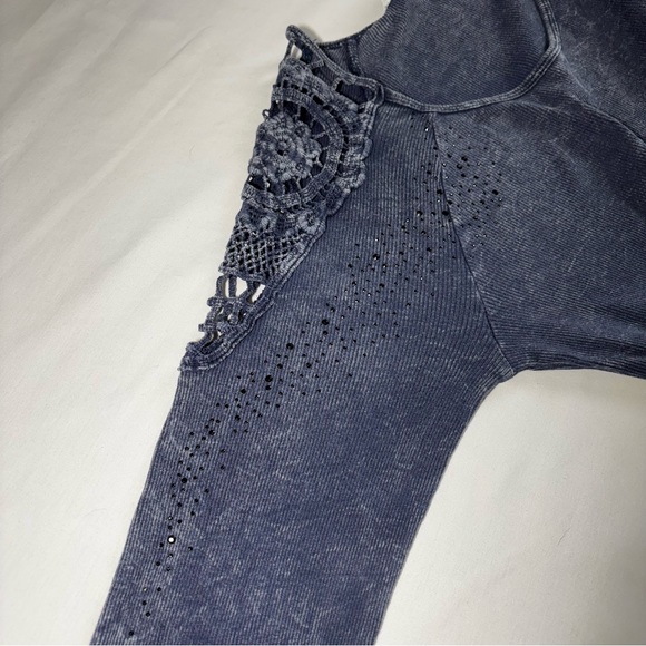 Cato Blue Stone Wash Long Sleeve Top Ribbed Crochet Detail Shoulders Rhinestones - Picture 10 of 15